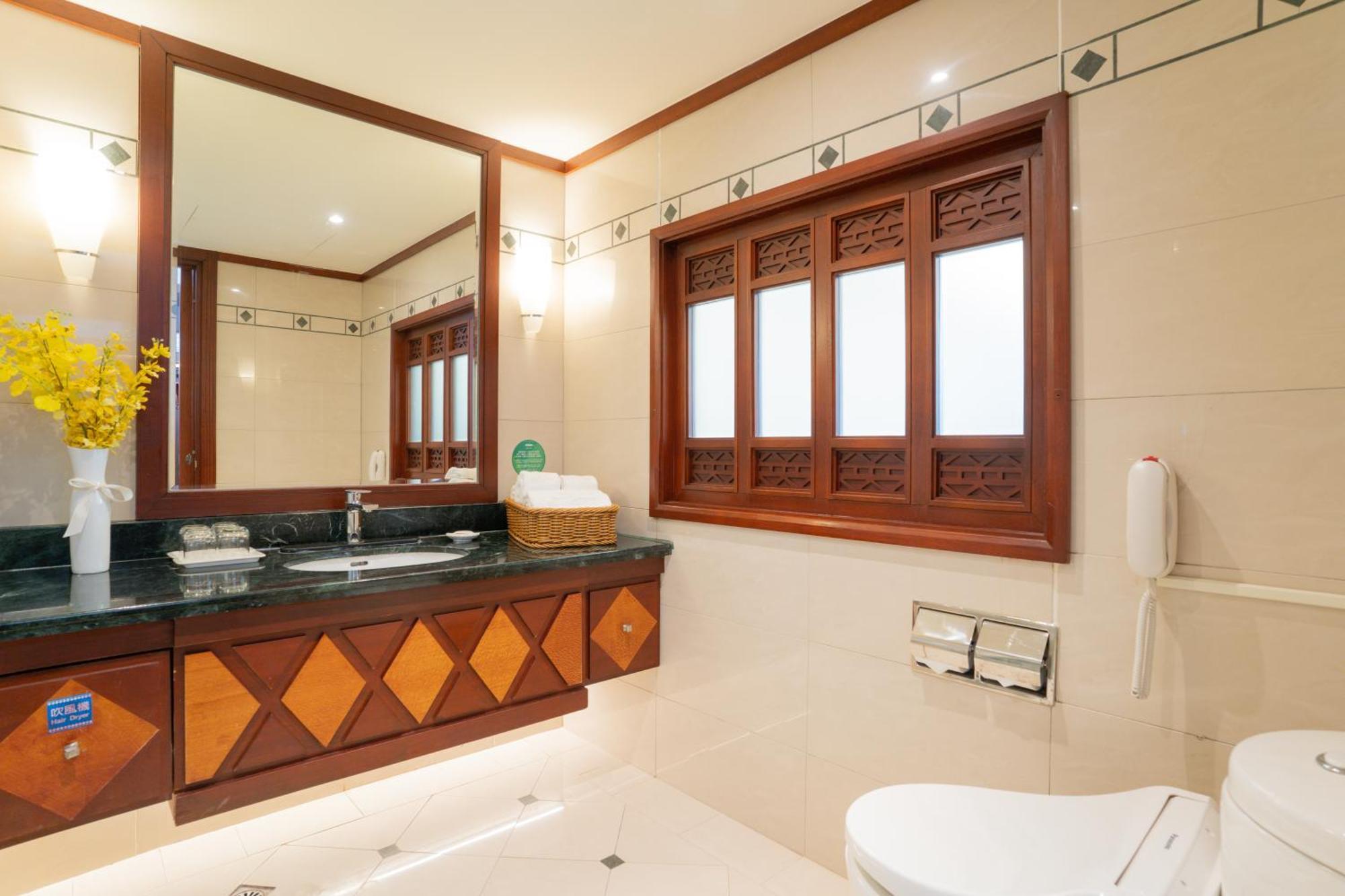 Formosan Naruwan Hotel Taitung Exterior photo A bathroom in a hotel