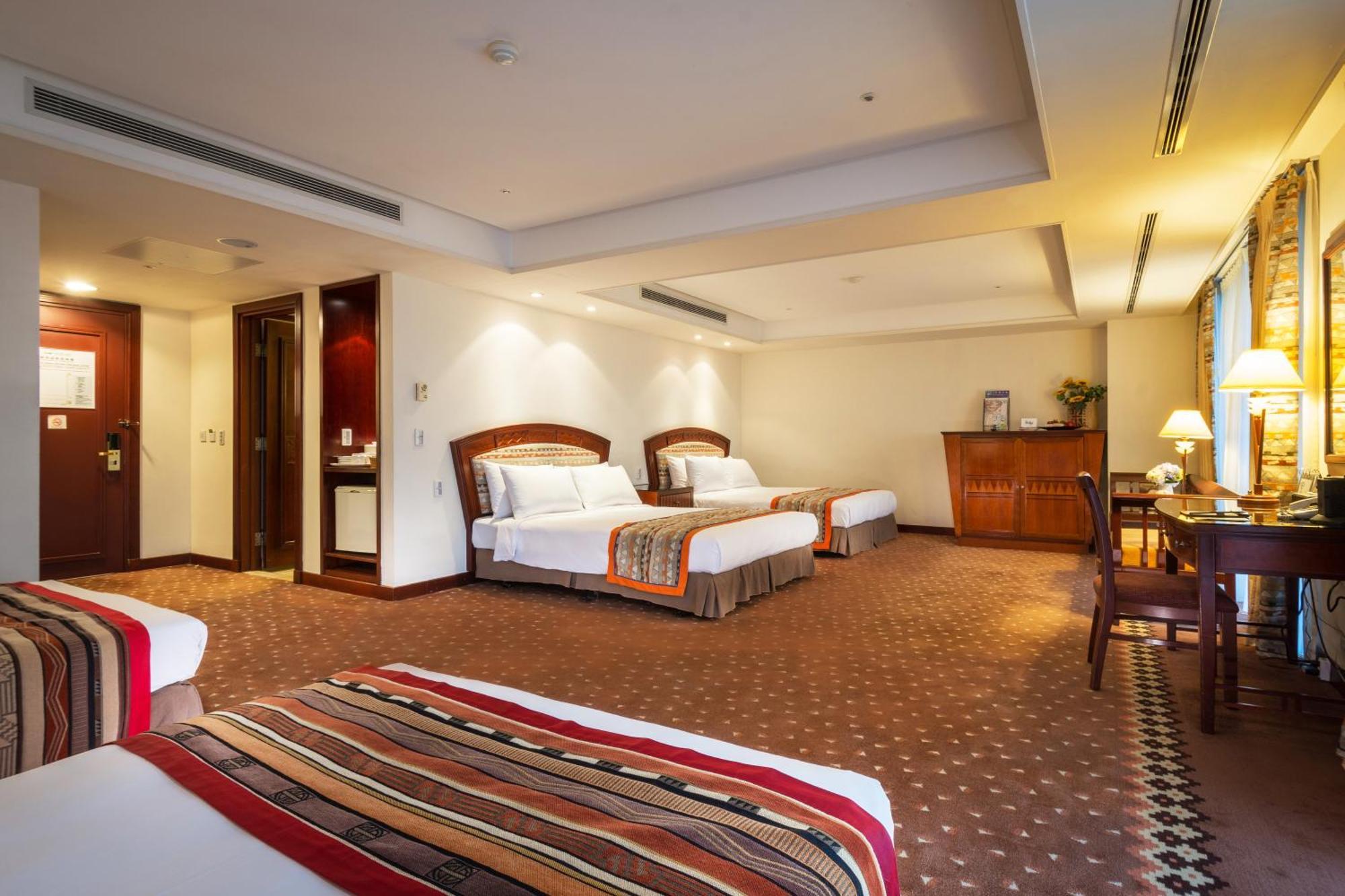 Formosan Naruwan Hotel Taitung Exterior photo A suite at the hotel