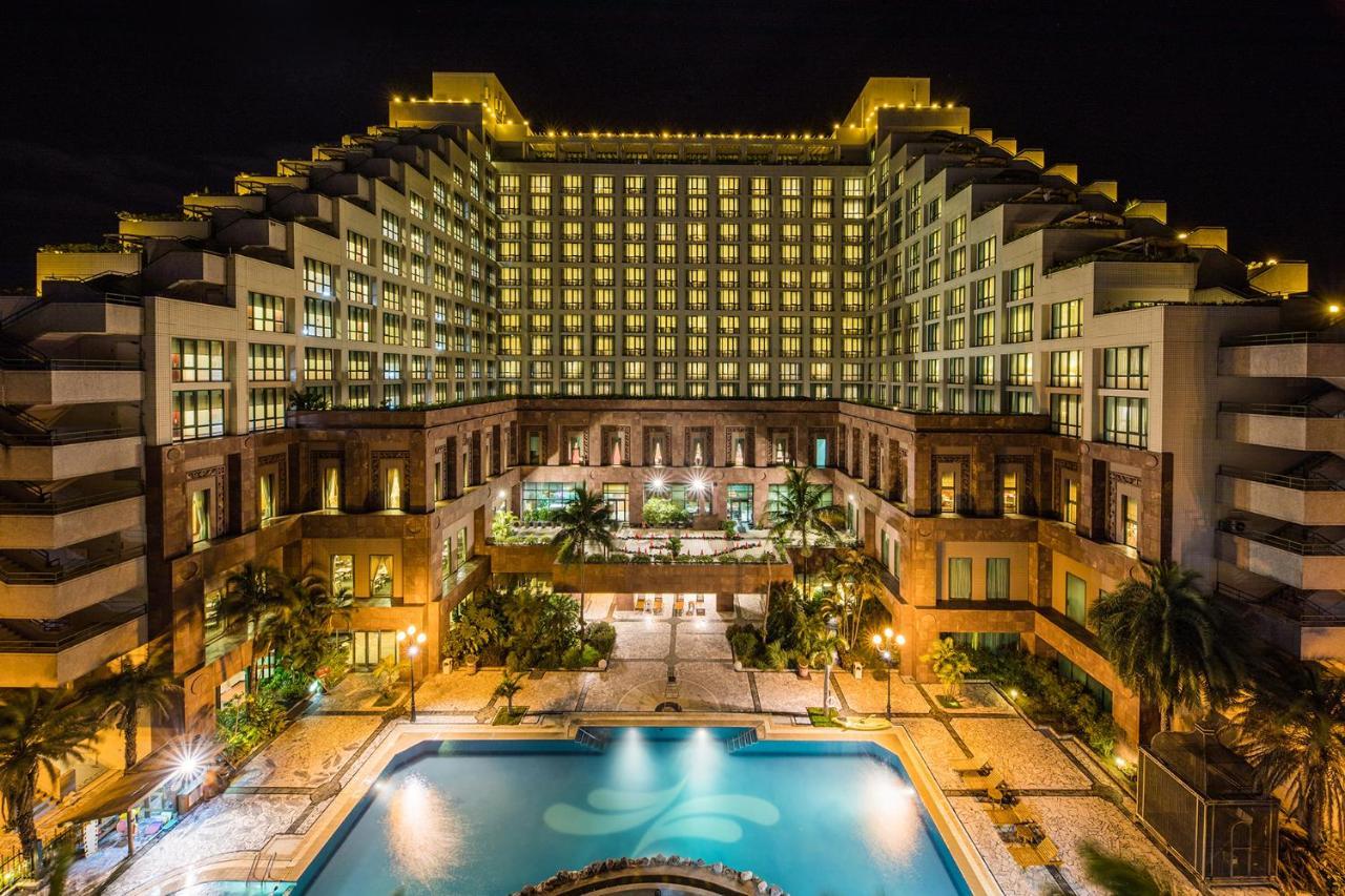 Formosan Naruwan Hotel Taitung Exterior photo The hotel at night