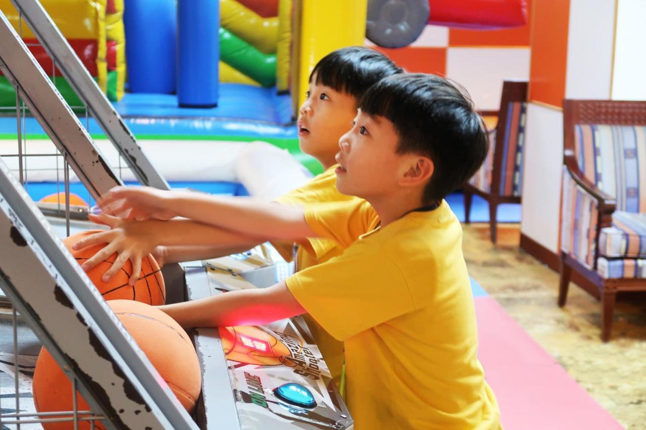 Formosan Naruwan Hotel Taitung Exterior photo Children playing a basketball arcade game