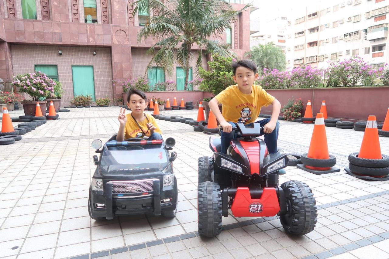 Formosan Naruwan Hotel Taitung Exterior photo Children driving battery-powered toy cars
